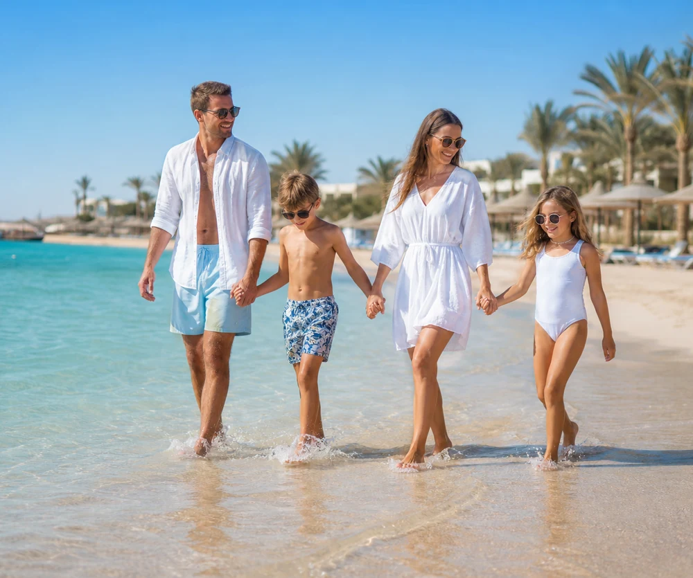 Familie am Strand im Urlaub